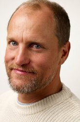 凯克军士（伍迪·哈里森饰演）