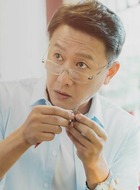 郑津（房子斌饰演）